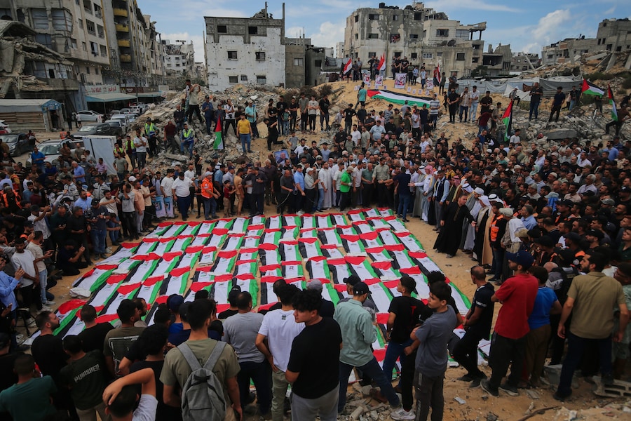 I partecipanti al funerale si radunano attorno alle salme avvolte nella bandiera dei palestinesi uccisi negli attacchi israeliani durante la guerra con Hamas, dopo che sono state recuperate dalle macerie, durante il loro funerale a Gaza City, giovedì 1 ottobre 2026. (Foto AP/Yousef Al Zanoun) (APN)