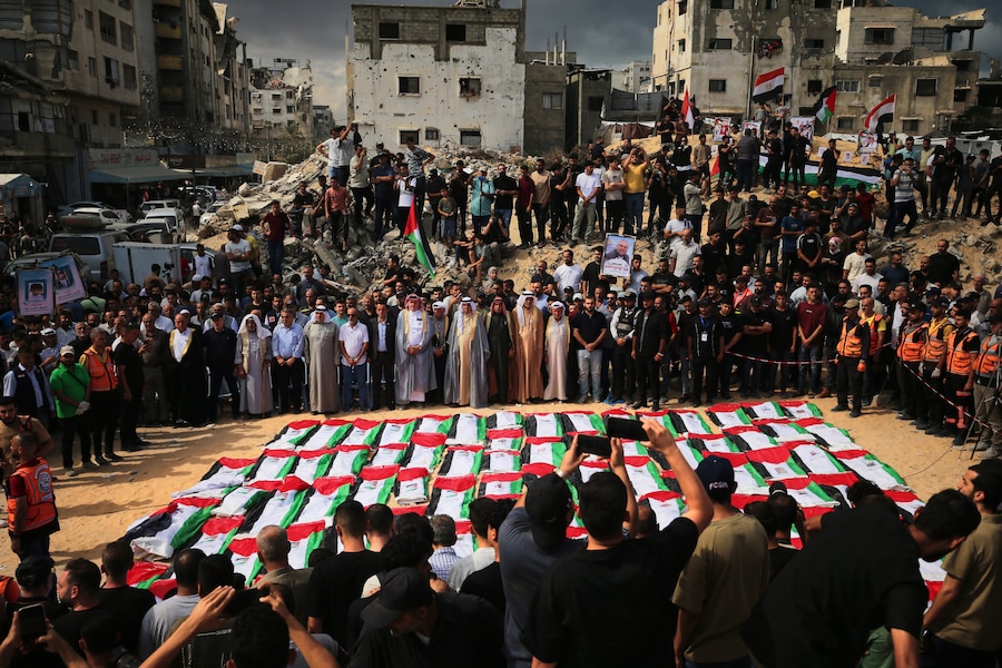I partecipanti al funerale si radunano attorno alle salme dei palestinesi uccisi negli attacchi israeliani durante la guerra con Hamas, avvolte nella bandiera dopo essere state recuperate dalle macerie, durante la cerimonia funebre tenutasi a Gaza City giovedì 1 ottobre 2026. (AP Photo/Yousef Al Zanoun) (APN)
