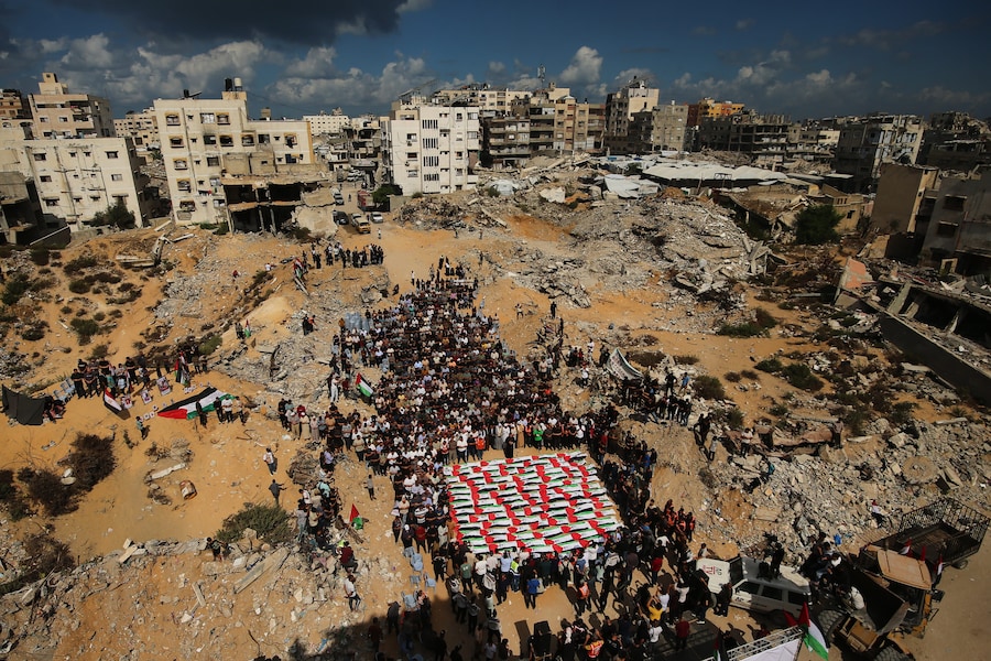 I partecipanti al funerale si radunano attorno alle salme dei palestinesi uccisi negli attacchi israeliani durante la guerra con Hamas, avvolte nella bandiera, dopo che sono state recuperate dalle macerie, durante il loro funerale nella città di Gaza, giovedì 1 ottobre 2026. (Foto AP/Yousef Al Zanoun) (APN)