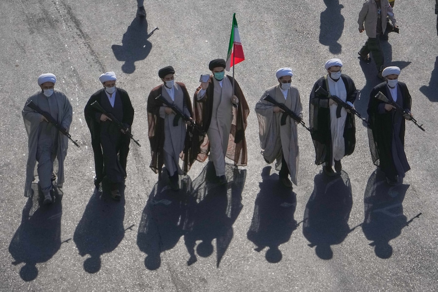 Venerdì 18 settembre 2026, in Piazza della Rivoluzione a Teheran, in Iran, alcuni religiosi sciiti armati di fucili sfilano durante la parata in stile militare “Janfada”, ovvero “Sacrificio per l’Iran”, organizzata dallo Stato. (Foto AP/Vahid Salemi) (APN)