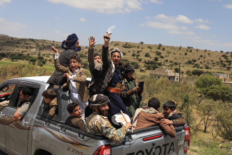 I civili yemeniti festeggiano mentre viaggiano sul cassone di un pick-up nel distretto di Bani Matar, nello Yemen, sabato 12 settembre 2026, mentre seguono un convoglio che trasporta prigionieri houthi liberati a Mokha, diretto a Sanaa in seguito alla presa di controllo da parte degli Houthi della città portuale meridionale sul Mar Rosso. (Foto AP/STR) (APN)