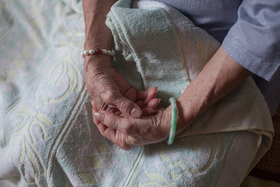 Charmaine Poh, Ma Jie, Hands, 2016 Fotografia / Photography © Charmaine Poh Courtesy Deutsche Bank Collection