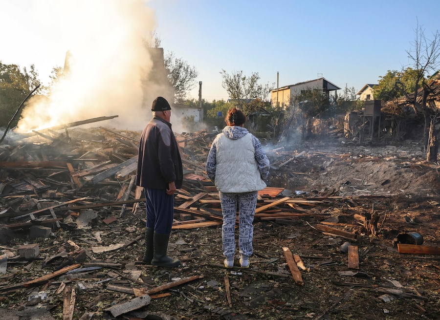 Alcuni residenti ispezionano un cratere provocato dall'esplosione nel luogo in cui un edificio è stato colpito da un attacco russo a Vyshhorod, nella regione di Kiev, in Ucraina, il 30 settembre 2026. (EPA)