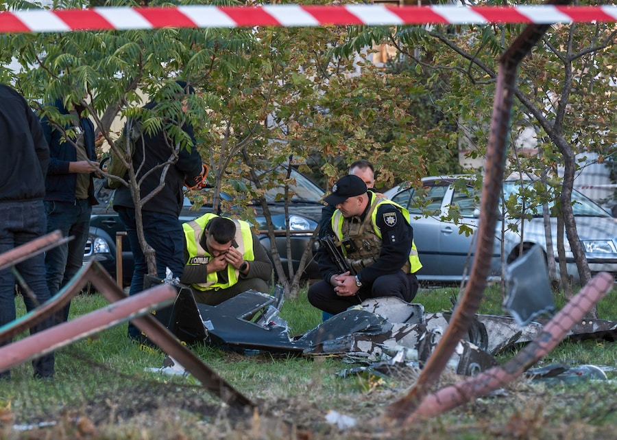 Esperti ucraini ispezionano i rottami di un drone russo abbattuto, caduto nei pressi di un parco giochi per bambini in una zona residenziale di Kiev, in Ucraina, il 30 settembre 2026. (EPA)