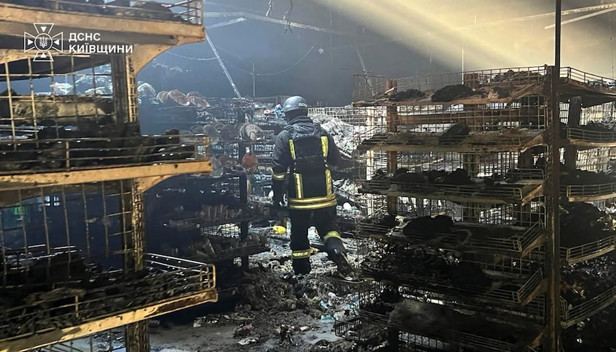 Un'immagine fornita dal Servizio statale di emergenza ucraino mostra un soccorritore al lavoro sul luogo di un attacco russo contro un negozio nella regione di Kiev, in Ucraina, il 30 settembre 2026. (EPA)
