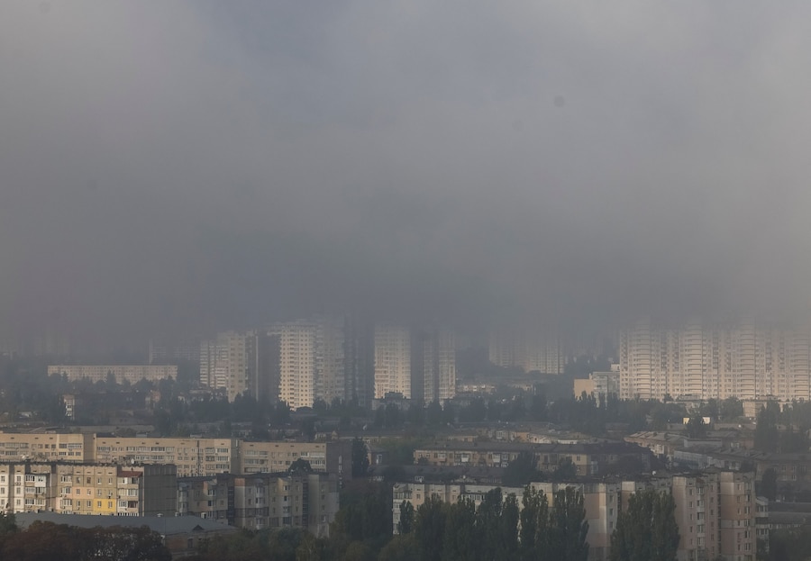 Il fumo si alza sulla città durante un attacco con droni e missili russi, nel contesto dell'offensiva russa contro l'Ucraina, a Kiev, Ucraina, il 30 settembre 2026. (REUTERS)