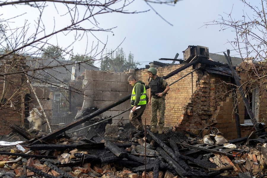 Gli investigatori setacciano le macerie alla ricerca dei resti di due residenti rimasti uccisi quando un drone russo ha colpito l'abitazione privata, nel contesto dell'attacco della Russia all'Ucraina, a Kiev, Ucraina, il 30 settembre 2026. (REUTERS)
