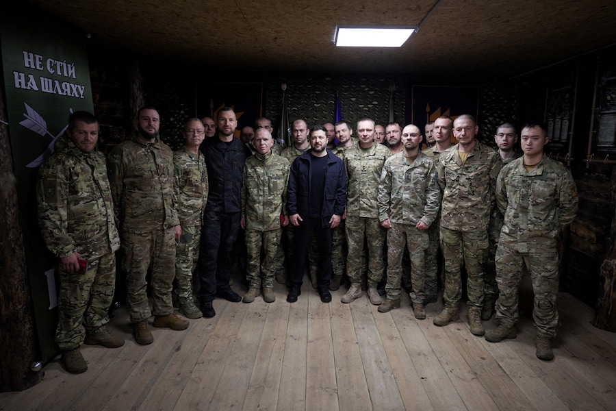 Il presidente ucraino Volodymyr Zelenskiy, il comandante in capo delle forze armate ucraine, il generale di divisione Mykhailo Drapatyi, e il ministro della Difesa ucraino Yevhenii Khmara posano per una foto insieme ai militari ucraini della 66ª brigata meccanizzata, vicino alla linea del fronte nella regione di Donetsk, in Ucraina, il 30 settembre 2026. (via REUTERS)