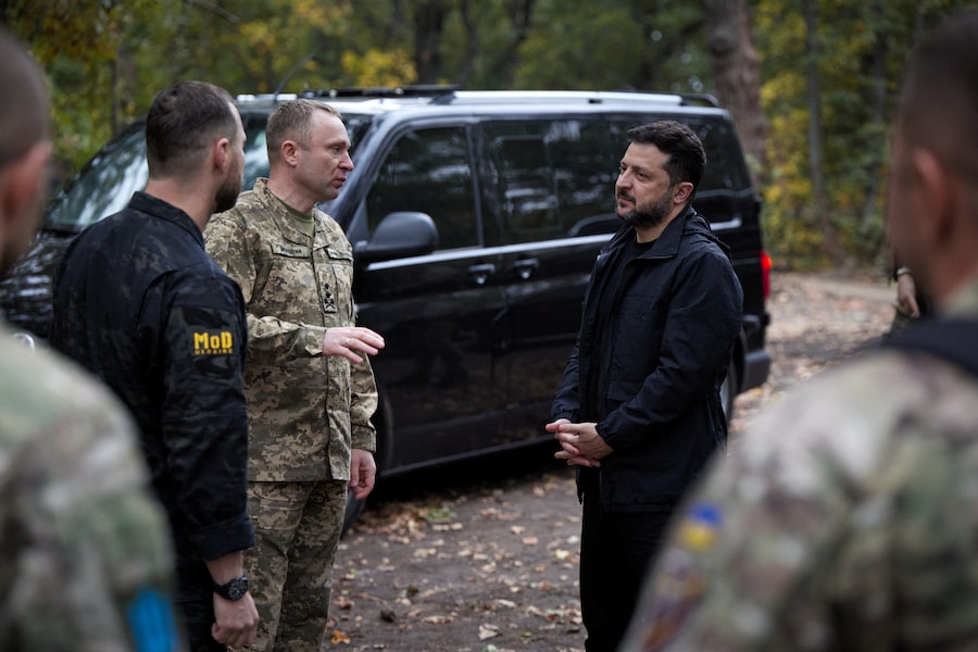 Il presidente ucraino Volodymyr Zelenskiy e il comandante in capo delle forze armate ucraine, il generale di divisione Mykhailo Drapatyi, si stringono la mano durante una visita ai militari della 66ª Brigata meccanizzata, nei pressi della linea del fronte nella regione di Donetsk, Ucraina, il 30 settembre 2026. (via REUTERS)