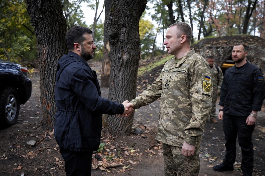 Il presidente ucraino Volodymyr Zelenskiy e il comandante in capo delle forze armate ucraine, il generale di divisione Mykhailo Drapatyi, si stringono la mano durante una visita ai militari della 66ª Brigata meccanizzata, nei pressi della linea del fronte nella regione di Donetsk, Ucraina, il 30 settembre 2026. (via REUTERS)