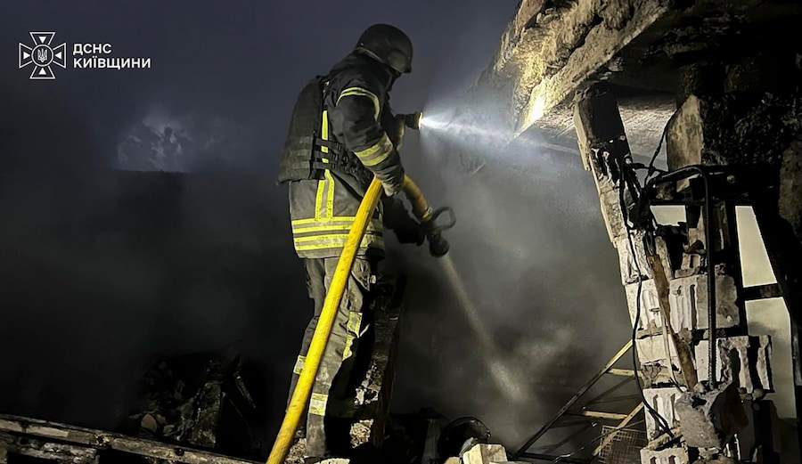 Un'immagine diffusa dal Servizio statale di emergenza ucraino mostra un soccorritore al lavoro sul luogo di un attacco russo nella regione di Kiev, in Ucraina, il 30 settembre 2026, nel corso dell'invasione russa. Secondo il canale Telegram ufficiale del presidente ucraino Volodymyr Zelenskyy, almeno cinque persone, tra cui un bambino, sono state uccise e altre 14 sono rimaste ferite in seguito a attacchi in tutto il Paese. (EPA)