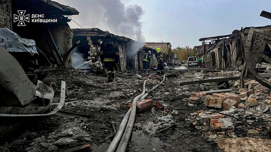 Un'immagine fornita dal Servizio statale di emergenza ucraino mostra i soccorritori al lavoro sul luogo di un attacco russo nella regione di Kiev, in Ucraina, il 30 settembre 2026, nel corso dell'invasione russa. Secondo il canale Telegram ufficiale del presidente ucraino Volodymyr Zelenskyy, almeno cinque persone, tra cui un bambino, sono state uccise e altre 14 sono rimaste ferite in seguito a attacchi in tutto il Paese. (EPA)