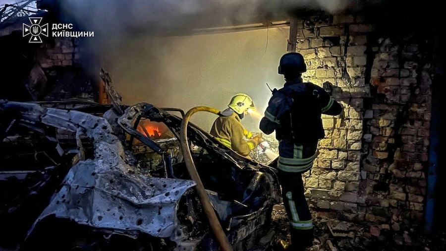 La devastazione dopo l'attacco con missili e droni nella cittadina di Vyshgorod, a pochi chilometri da Kiev, 30 settembre 2026 Tre persone sono state estratte vive dalle macerie, mentre il corpo senza vita di un bambino è stato ritrovato tra quel che resta della sua abitazione. (ANSA)