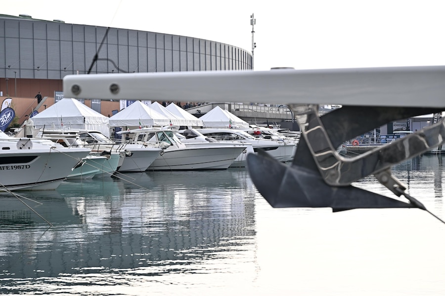 Alcune vedute delle barche e yacht nella giornata di apertura della 66ma edizione del Salone Nautico Internazionale dal 1 al 6 ottobre, Genova, 01 ottobre 2026. ANSA/LUCA ZENNARO +NPK+ (ANSA)
