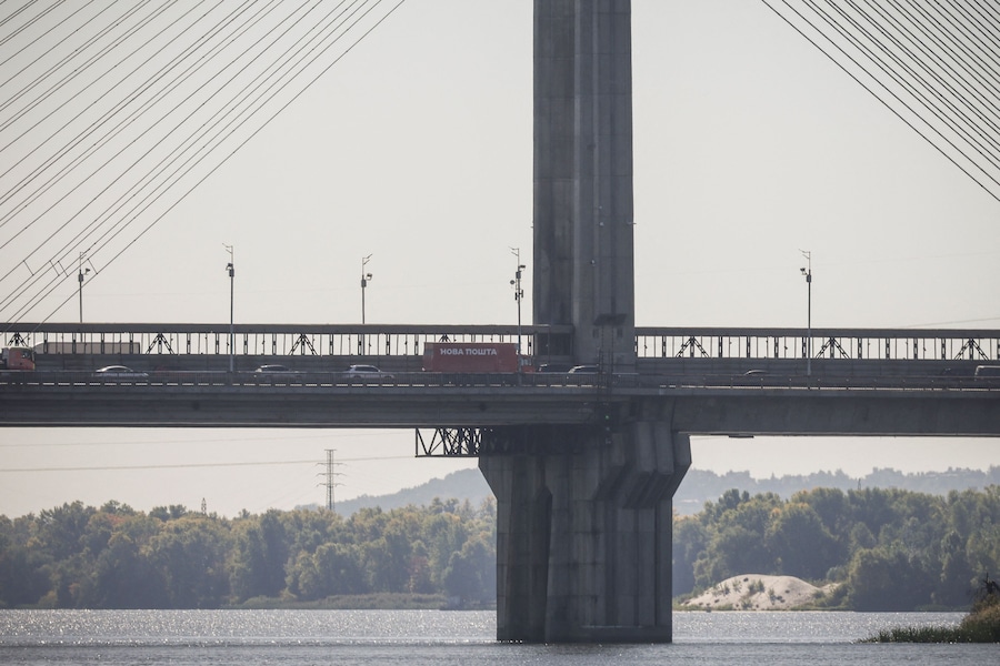 Alcune auto attraversano un ponte sul fiume Dnipro dopo che questo è stato colpito da un drone russo a Kiev, Ucraina, il 1° ottobre 2026. (REUTERS)