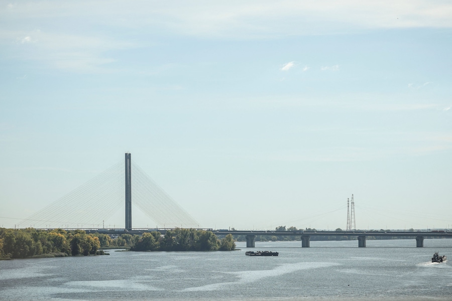 Alcune auto attraversano un ponte sul fiume Dnipro dopo che questo è stato colpito da un drone russo, a Kiev, Ucraina, il 1° ottobre 2026. (REUTERS)