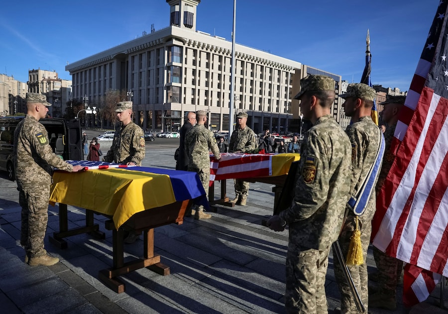 Una cerimonia commemorativa in onore dei combattenti volontari statunitensi delle Forze Armate ucraine caduti, in Piazza dell’Indipendenza a Kiev, Ucraina, il 1° ottobre 2026. (REUTERS)