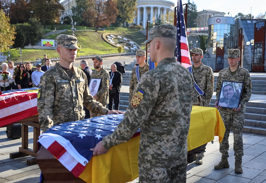 Una cerimonia commemorativa in onore dei combattenti volontari statunitensi delle Forze armate ucraine caduti, tenutasi in Piazza dell’Indipendenza a Kiev, Ucraina, il 1° ottobre 2026. (REUTERS)