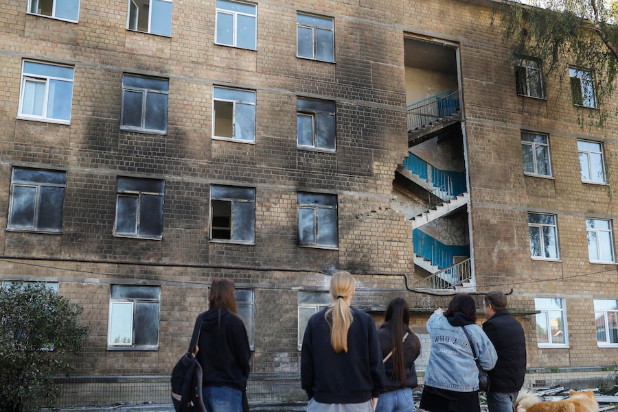 Un drone russo ha colpito un edificio scolastico in una zona residenziale di Kiev, in Ucraina, il 1° ottobre 2026. Non sono state segnalate vittime né feriti nell’attacco, che ha provocato un incendio circoscritto. Gli studenti e il personale scolastico si erano rifugiati all’interno di un bunker durante l’attacco, secondo quanto riferito dal Servizio statale di emergenza dell’Ucraina. (EPA)