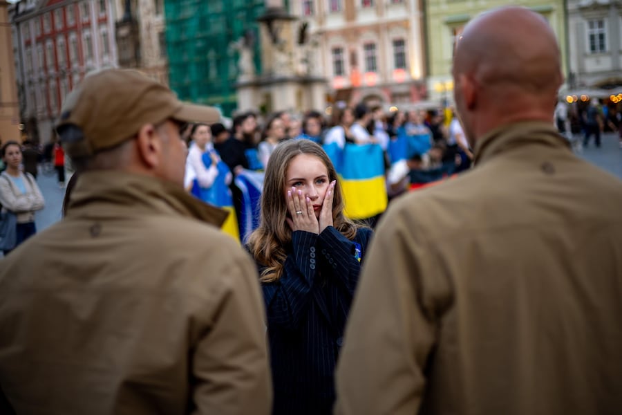 Una donna si asciuga le lacrime mentre parla con i soldati ucraini del 39° Battaglione autonomo dei sistemi senza pilota, durante le celebrazioni della Giornata dei difensori dell’Ucraina nella Piazza della Città Vecchia a Praga, Repubblica Ceca, il 1° ottobre 2026. L'evento è stato organizzato per ringraziare i soldati ucraini e sottolineare la necessità di un sostegno militare costante all'Ucraina. (EPA)