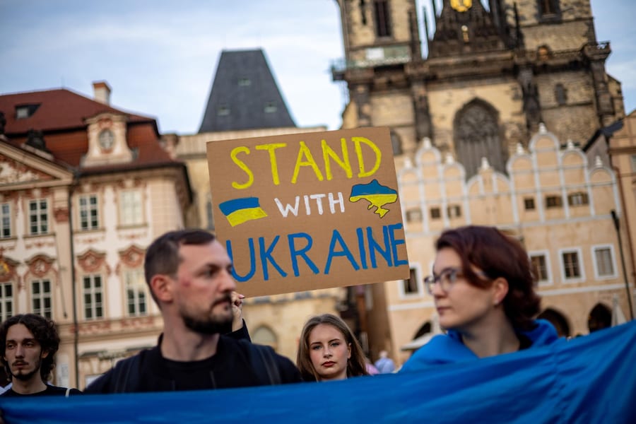 La Giornata dei difensori dell’Ucraina nella Piazza della Città Vecchia a Praga, in Repubblica Ceca, il 1° ottobre 2026. L’evento è stato organizzato per ringraziare i soldati ucraini e sottolineare la necessità di un continuo sostegno militare all’Ucraina. Tra i presenti c'erano soldati ucraini del 39° Battaglione autonomo dei sistemi senza pilota, che hanno portato con sé una parte di una bandiera ucraina danneggiata dai droni russi a Kramatorsk. (EPA)
