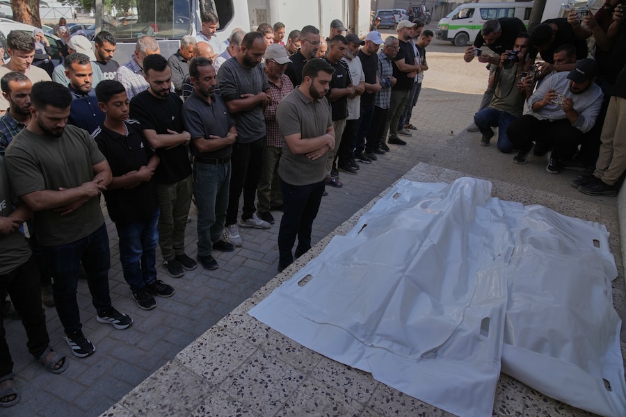 I partecipanti al funerale pregano davanti alle salme dei palestinesi uccisi in un attacco aereo israeliano avvenuto nelle prime ore del mattino, durante la cerimonia funebre tenutasi nella città di Gaza sabato 3 ottobre 2026 (APN)