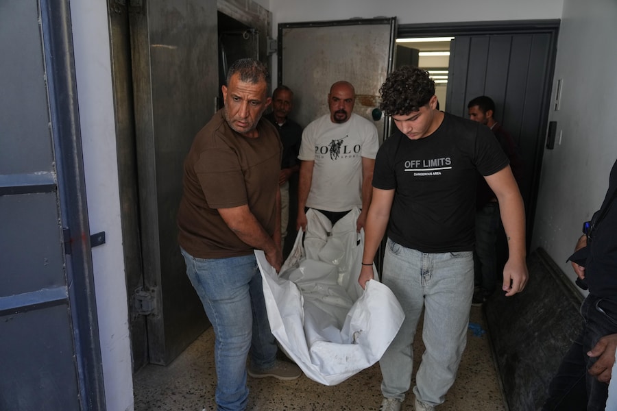 I partecipanti al funerale trasportano la salma di un palestinese ucciso in un attacco aereo israeliano avvenuto nelle prime ore del mattino, in attesa della cerimonia funebre nella città di Gaza, sabato 3 ottobre 2026 (APN)