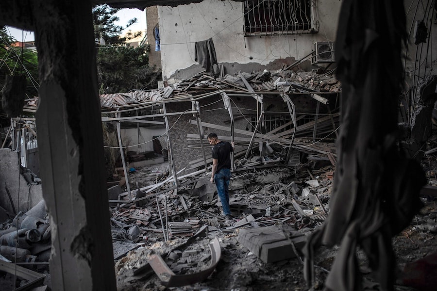 Un palestinese ispeziona le macerie di un appartamento residenziale in seguito a un attacco aereo israeliano nella zona occidentale della città di Gaza (EPA)