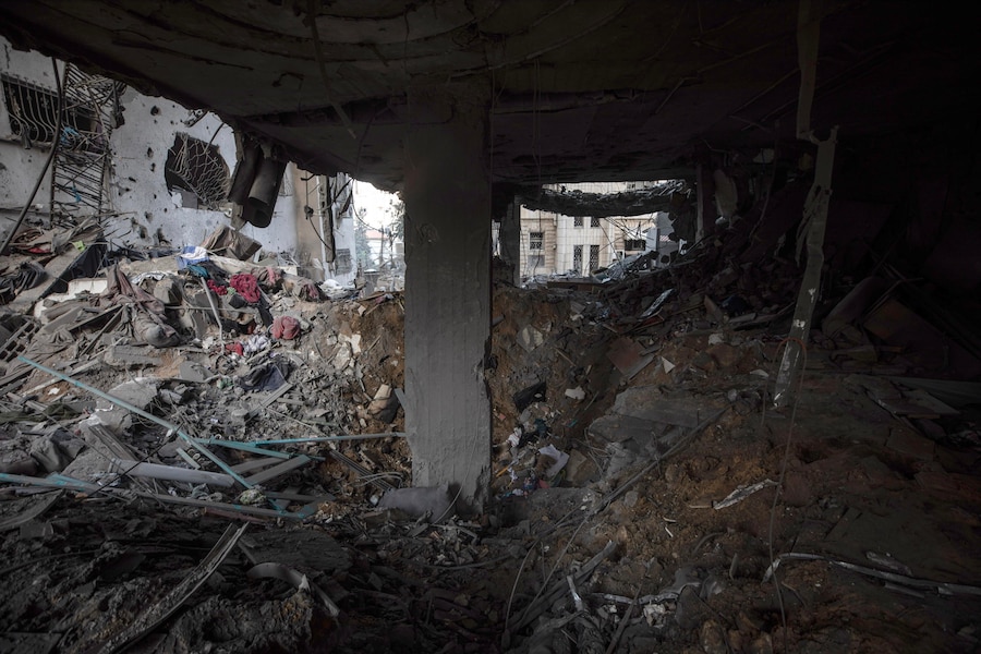 Le macerie di un condominio residenziale in seguito a un attacco aereo israeliano nella zona occidentale della città di Gaza (EPA)