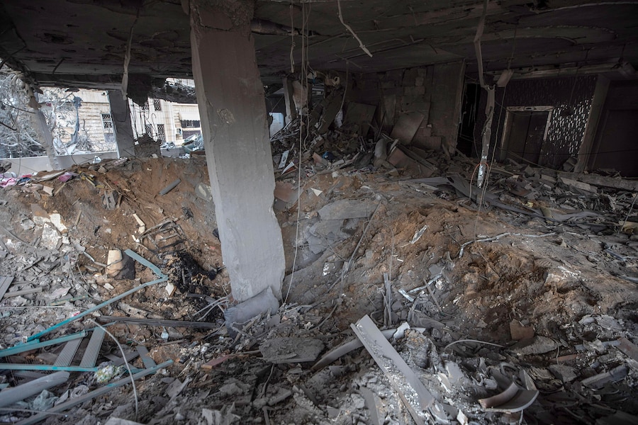 Le macerie di un condominio residenziale a seguito di un attacco aereo israeliano nella parte occidentale della città di Gaza (EPA)