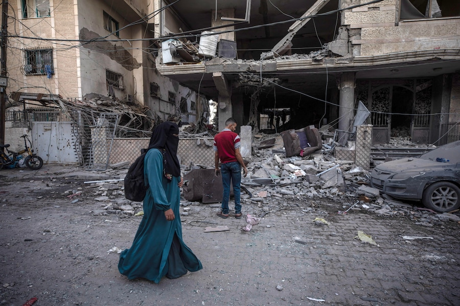 Alcuni palestinesi ispezionano le macerie di un condominio residenziale in seguito a un attacco aereo israeliano nella zona occidentale della città di Gaza il 3 ottobre 2026 (EPA)