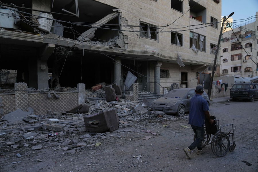 I palestinesi ispezionano il luogo in cui, sabato 3 ottobre 2026, nelle prime ore del mattino, si è verificato un attacco aereo israeliano nella città di Gaza (APS)