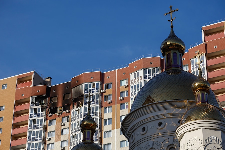 I soccorritori sono all’opera sul luogo di un condominio colpito da un attacco con droni russi a Kiev, Ucraina (REUTERS)