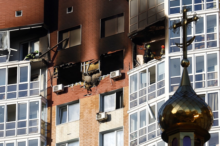 I soccorritori sono al lavoro sul luogo di un condominio colpito da un attacco con droni russi a Kiev, Ucraina (REUTERS)