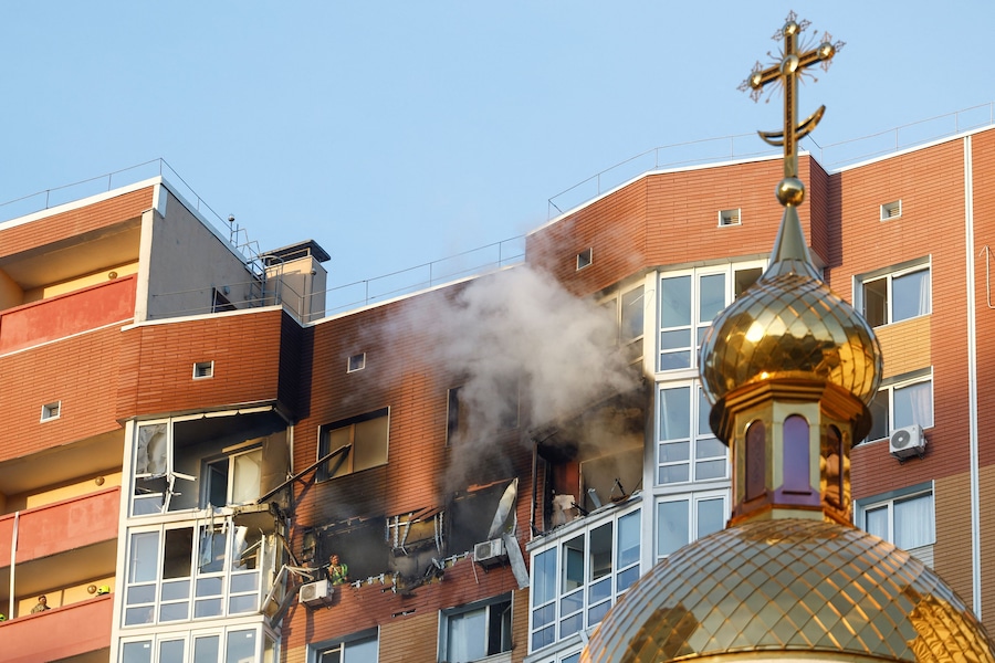 Il fumo si alza da un condominio colpito da un attacco con droni russ a Kiev, Ucraina (REUTERS)