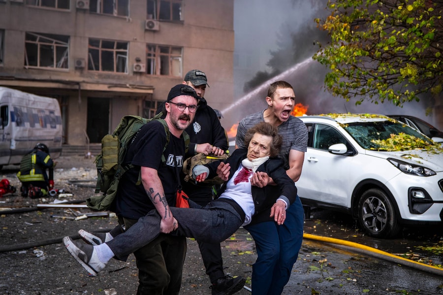 Alcune persone trasportano una donna ferita su un'ambulanza dopo un attacco con droni russi a Kiev, (APN)