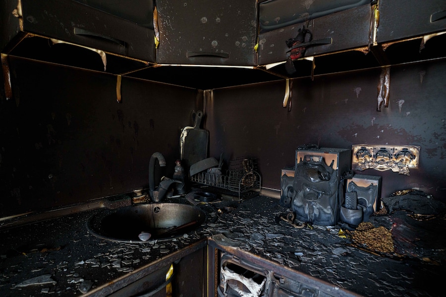 Una cucina completamente bruciata all’interno di un edificio residenziale a più piani danneggiato da un attacco con droni russi, a Kiev, in Ucraina (APN)
