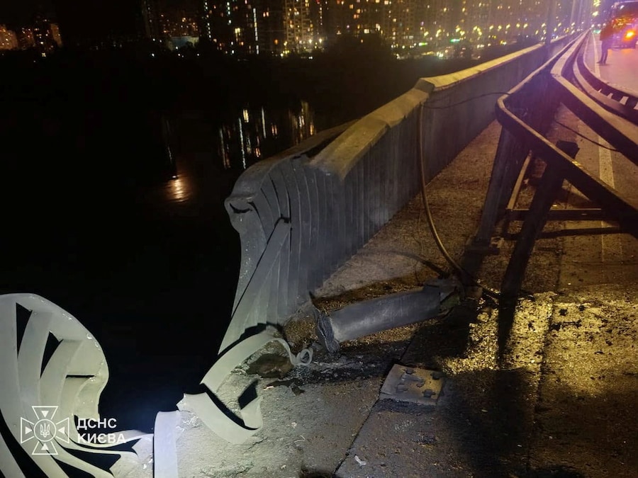 I danni riportati da un ponte sul fiume Dnipro a seguito di un attacco con droni russi a Kiev, in Ucraina. (via REUTERS)