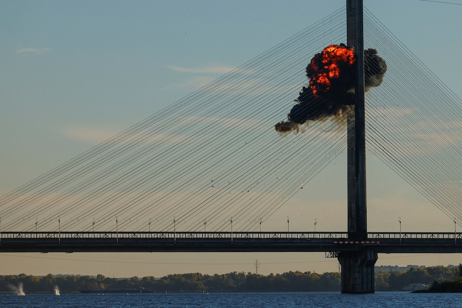 Un drone russo a reazione colpisce uno dei ponti di Kiev (REUTERS)