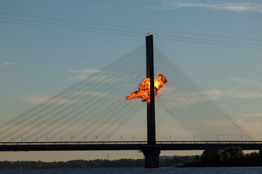 Un drone russo a reazione colpisce uno dei ponti di Kiev (REUTERS)