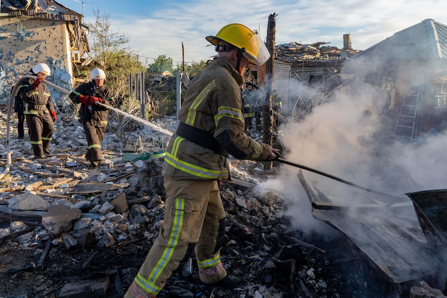 I soccorritori spengono un incendio in un'abitazione distrutta da un attacco aereo russo a Kharkiv, in Ucraina (APN)