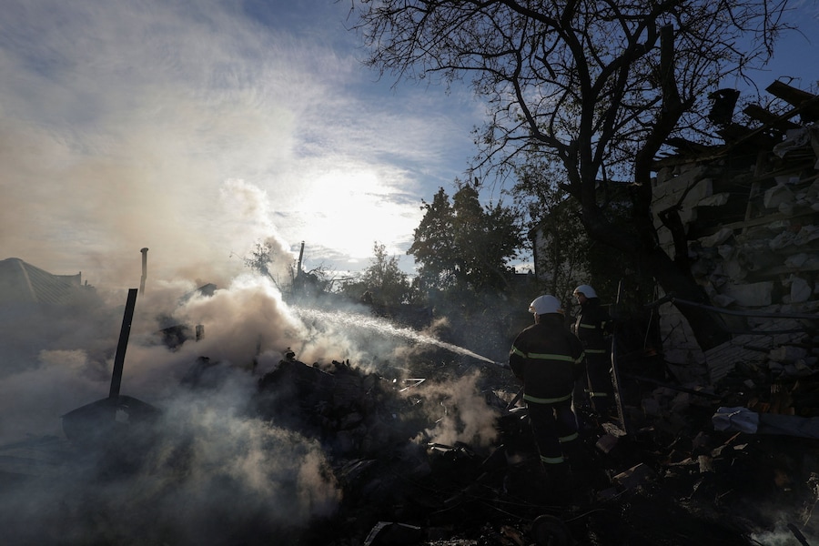 I vigili del fuoco intervengono sul luogo in cui alcune abitazioni private sono state colpite da un attacco aereo russo a Kharkiv, Ucraina (REUTERS)