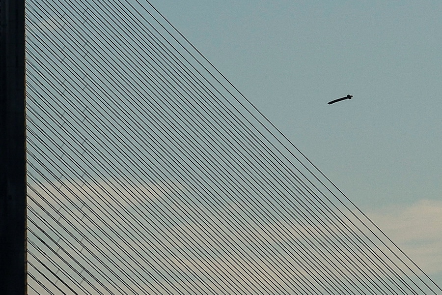 Un drone russo a reazione colpisce uno dei ponti di Kiev, (REUTERS)