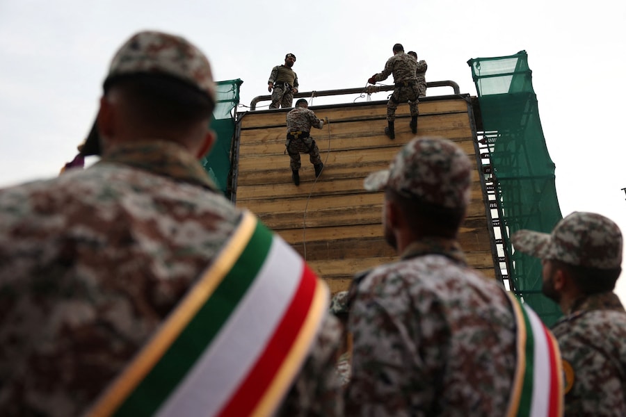 Soldati dell’esercito iraniano in un centro di addestramento militare per cittadini comuni in piazza Haft-e Tir, nel centro di Teheran, in Iran (via REUTERS)