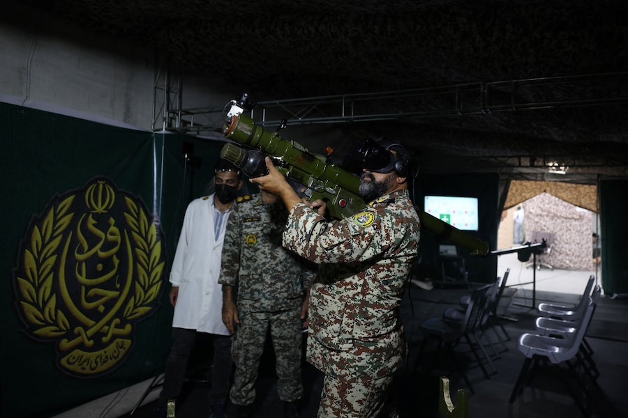 Un soldato dell’esercito iraniano in un centro di addestramento militare per cittadini comuni in piazza Haft-e Tir, nel centro di Teheran, in Iran (via REUTERS)