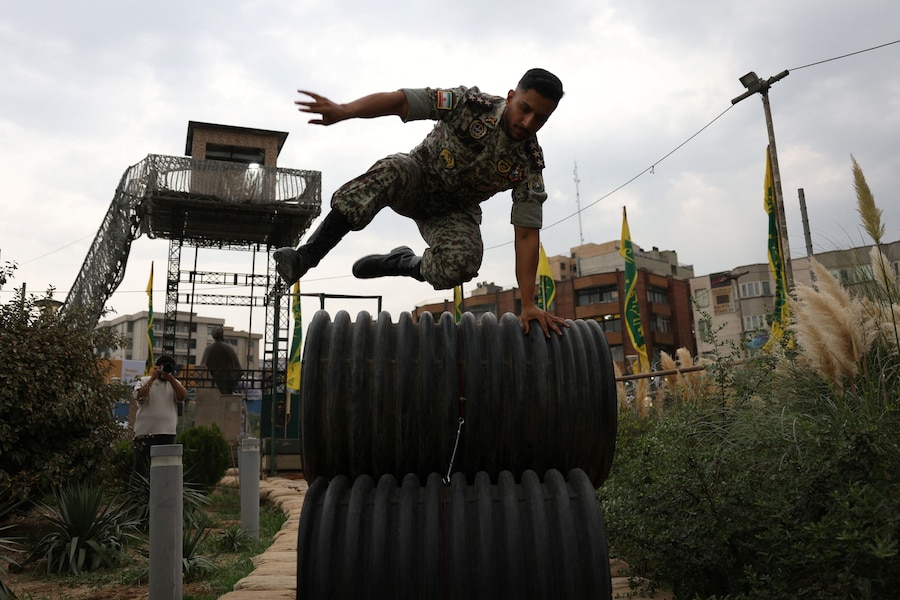 Un soldato dell’esercito iraniano in un centro di addestramento militare per cittadini comuni in piazza Haft-e Tir, nel centro di Teheran, in Iran, (via REUTERS)