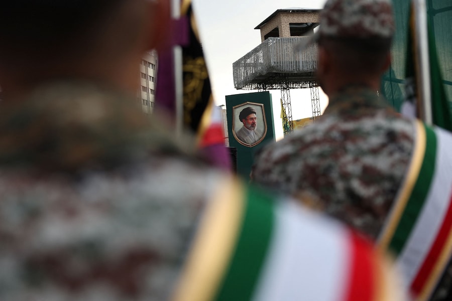 Un'immagine della Guida Suprema dell'Iran, Mojtaba Khamenei, è esposta in un centro di addestramento militare per cittadini comuni in piazza Haft-e Tir, nel centro di Teheran, in Iran (via REUTERS)