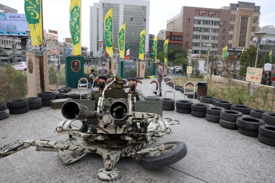 Alcuni militari iraniani durante l’inaugurazione del campo di addestramento Jan-Fada (“Sacrificati per l’Iran”), in piazza Hafte-Tir a Teheran, in Iran, (EPA)