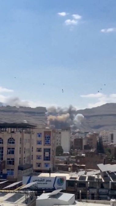 Un'esplosione durante un attacco aereo a Sanaa, nello Yemen (SOCIAL MEDIA via REUTERS)