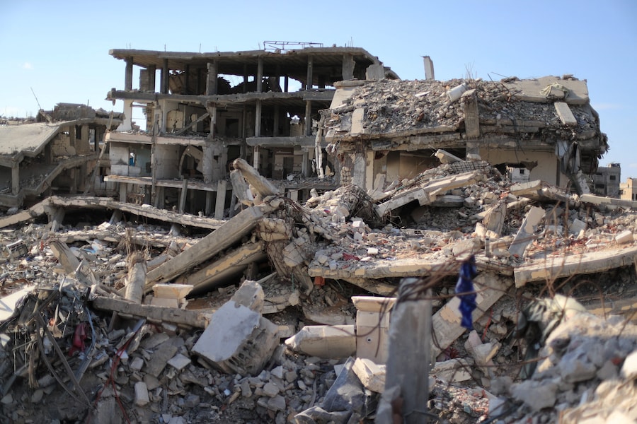 Una veduta d'insieme degli edifici residenziali distrutti durante la guerra, nella città di Gaza (REUTERS)